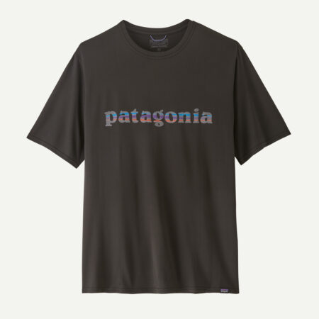 パタゴニア キャプリーン・クール・デイリー・グラフィックTシャツ ブラックロゴデザイン（’73 Text Logo）