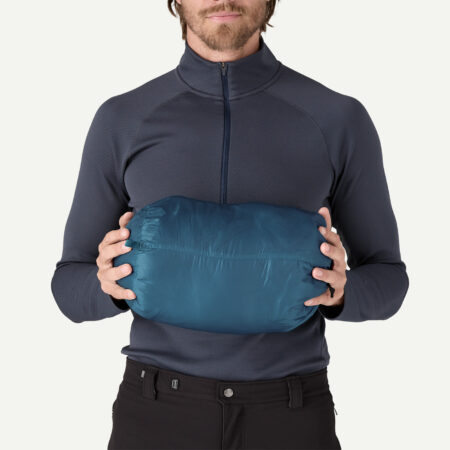 DASパーカのスタッフサック収納