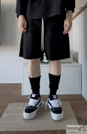 ワークマンのメリノウールハイソックスをショーツとスニーカーに合わせた正面からの着用例