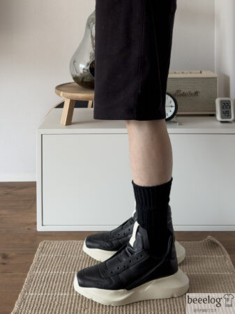 ROTOTO ルーズパイルソックスをショーツに合わせた着用画像